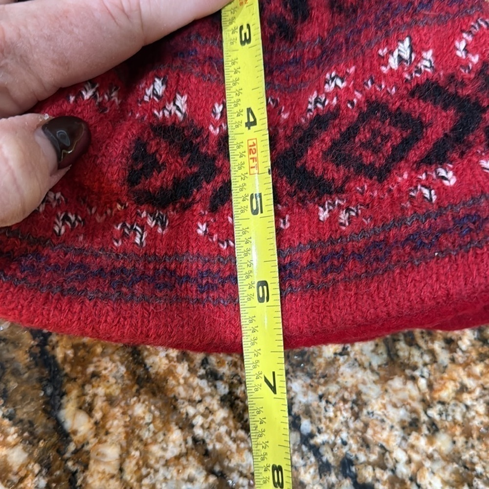 Small Red Purgatory Ski cap beanie‎ - Picture 5 of 7
